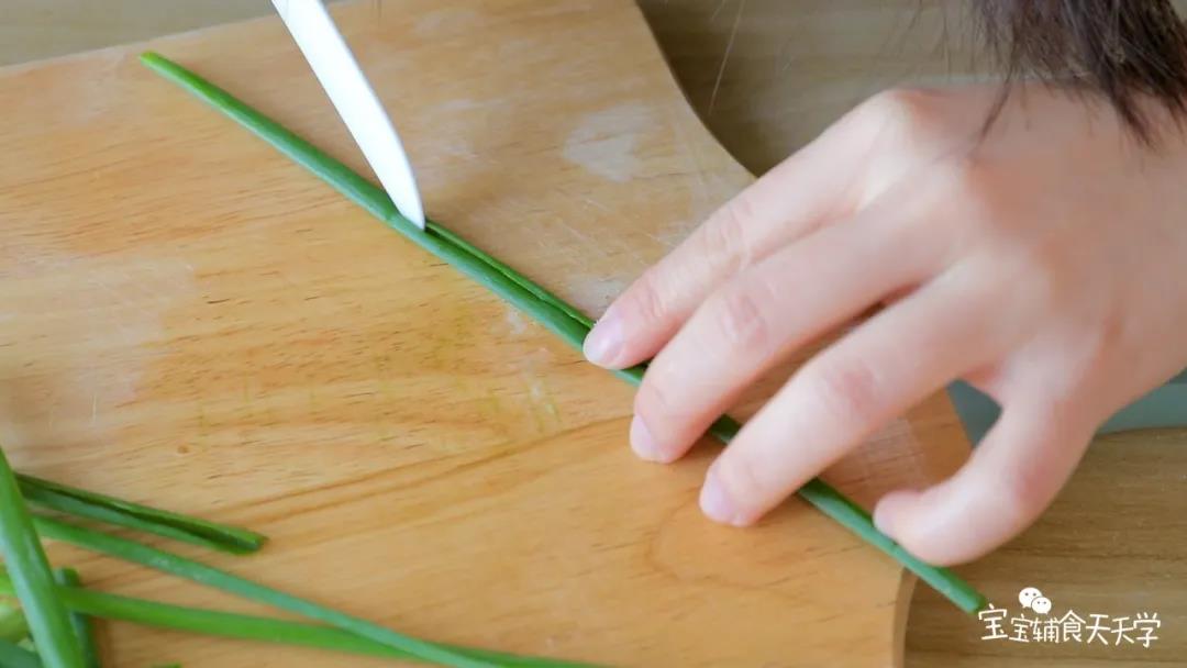 把葱中间用小刀化开铺平，几根叠起来卷起来再切丝