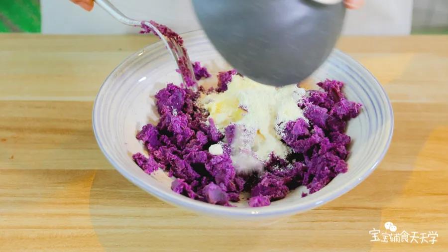 趁热混合奶粉、黄油搅拌均匀