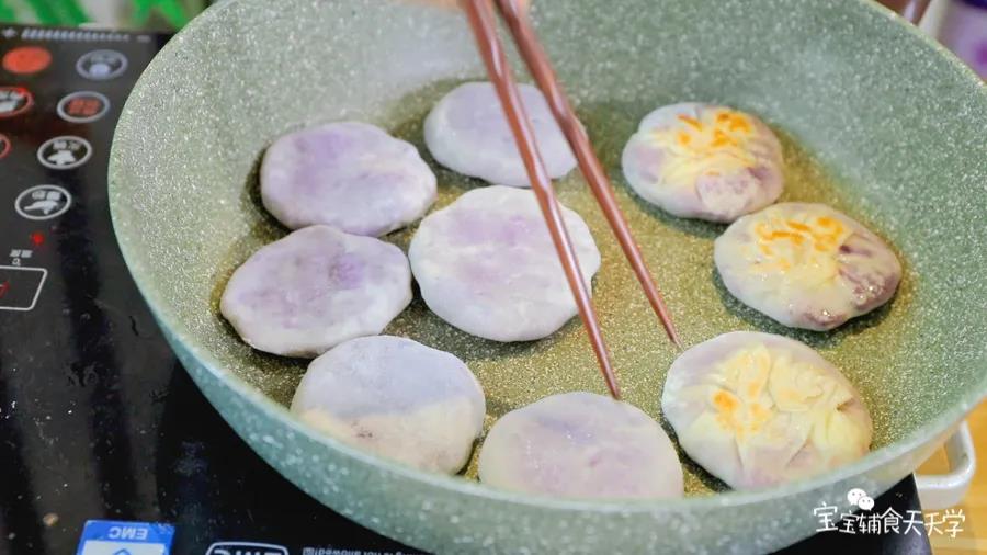 锅里涂一层油，放入小饼小火慢烙至两面金黄