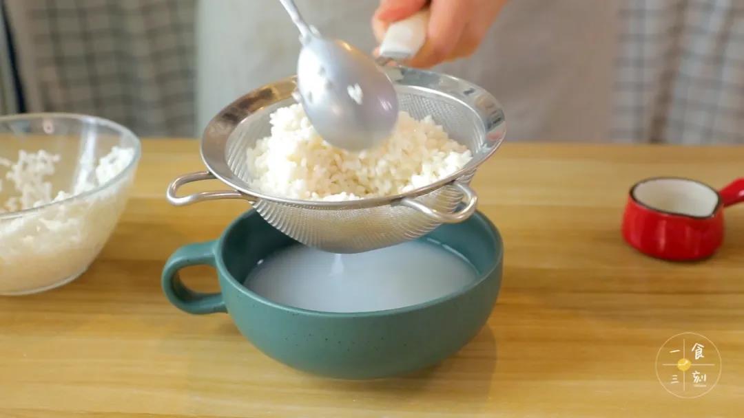 泡好的糯米沥干水，加入剩余一半蚝油 、生抽、姜、蒜搅拌均匀备用糯米洗净后提前浸泡2-3小时哦