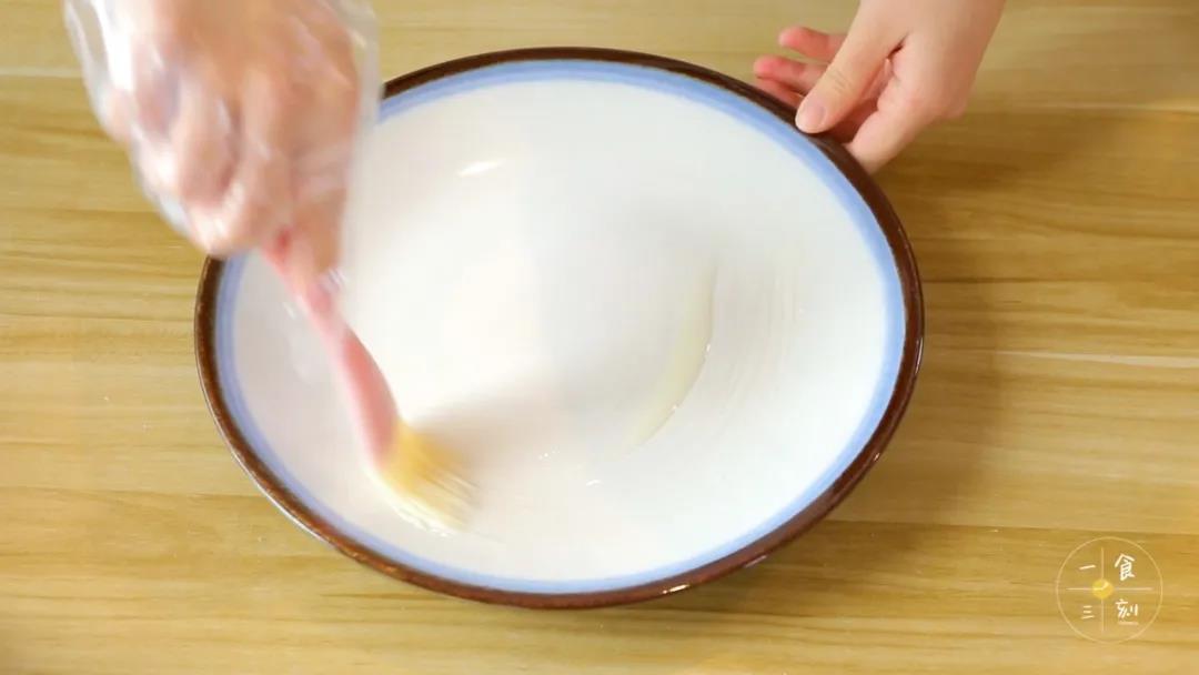 盘底刷一层油，铺上芋头