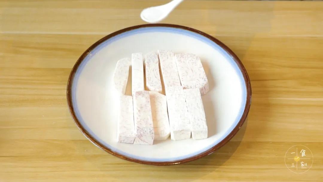 撒上少许盐在芋头上