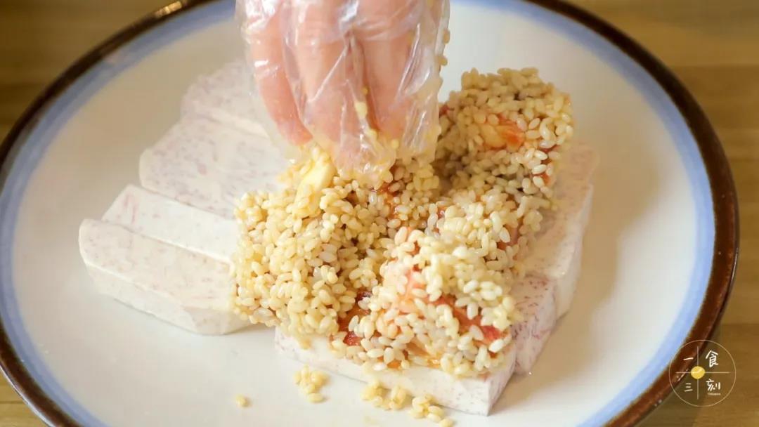 腌好的排骨放入糯米中，使糯米裹满排骨