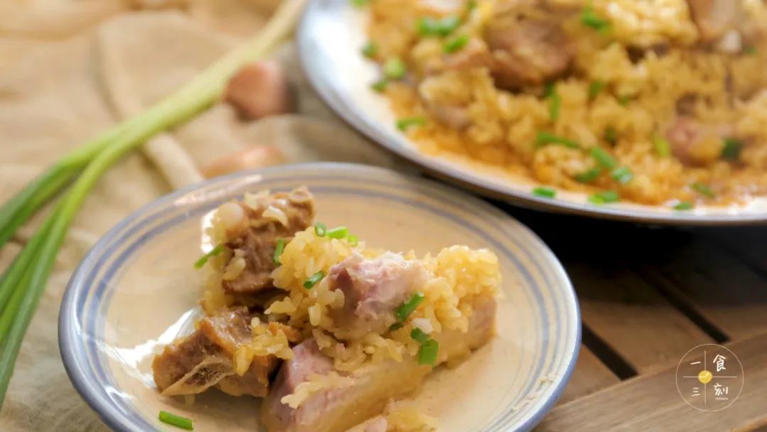 绵软的芋头轻轻一夹就断了，糯米吸收了汤汁，味道很足，但不会觉得腻，腌制过的排骨肉质软嫩，香味被表层的糯米锁住，咬一口，香味在口腔中迸发出来，这道菜才算完成了。