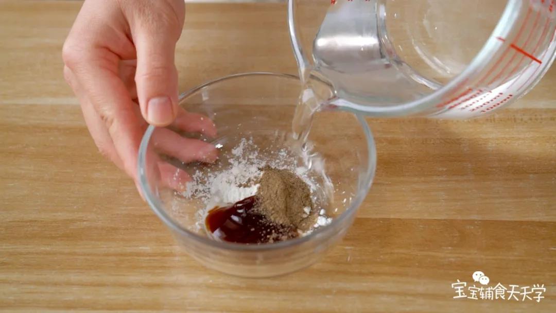 制作酱汁：蚝油、玉米淀粉、黑胡椒粉，加50克清水，搅拌均匀