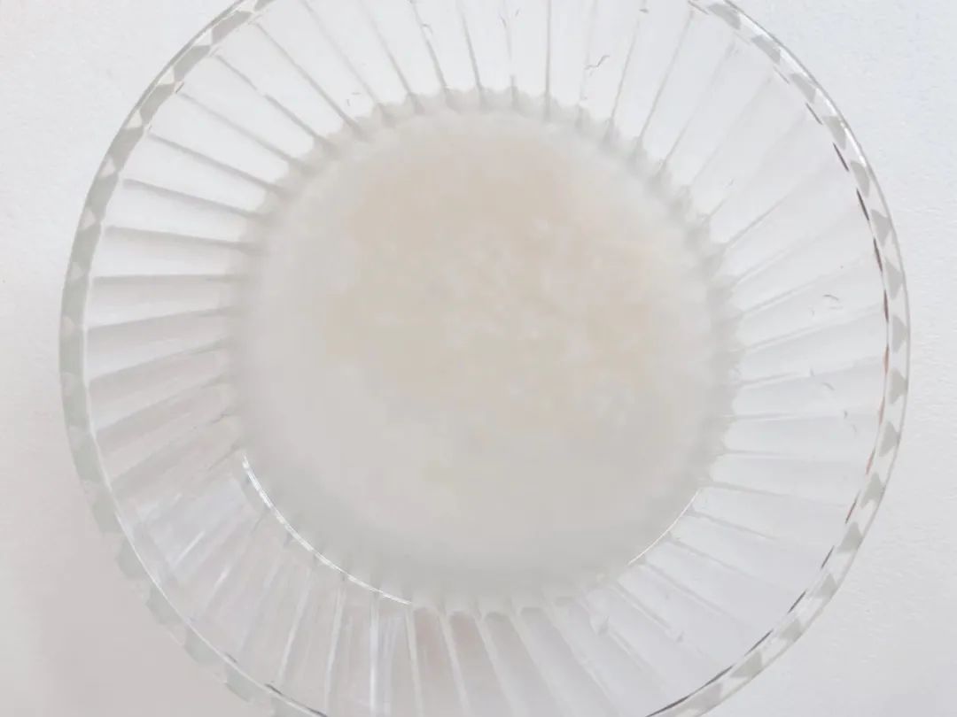 大米洗净，用水浸泡一会儿。