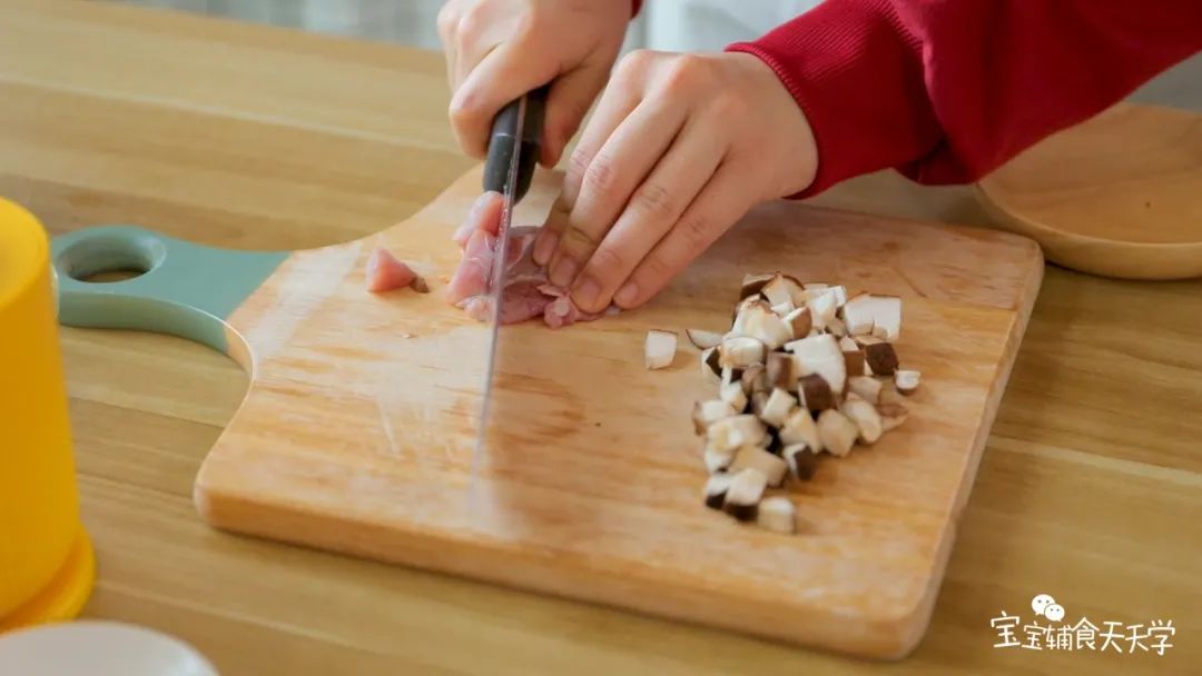 第4步：猪肉切成适合搅拌的大小