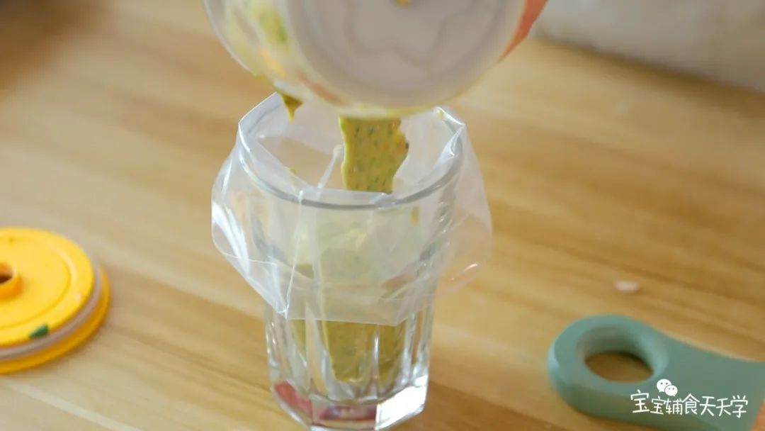 第6步：把泥糊倒入裱花袋，剪个小口