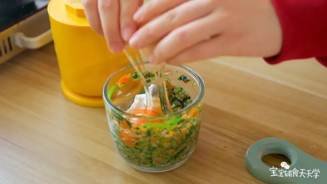 第5步：把胡萝卜、菠菜、猪肉、鸡蛋、面粉，放入搅拌机搅拌成泥