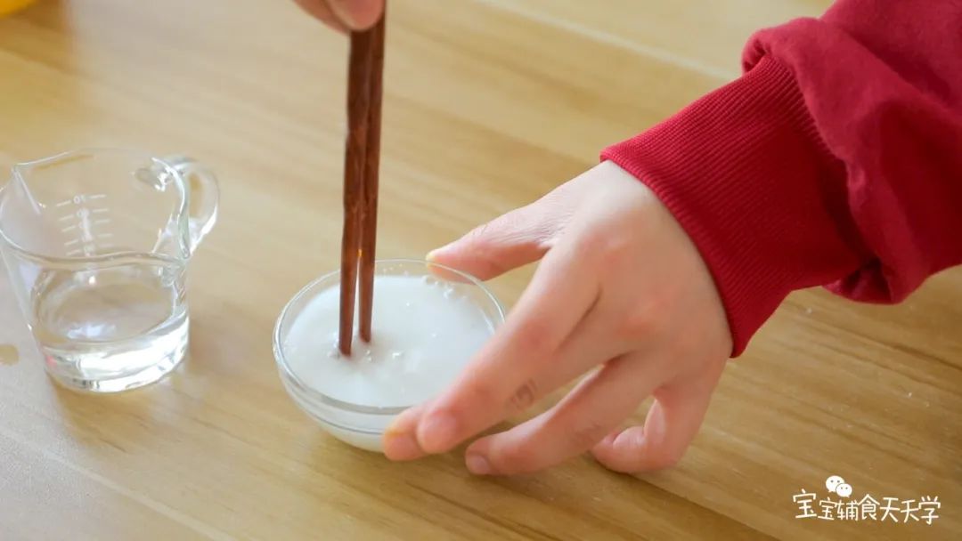第9步：淀粉加入少许水搅拌一下