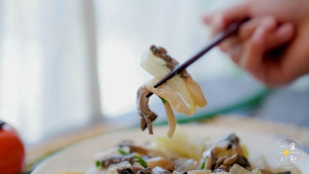 冬瓜清甜，虾皮惹味，平菇鲜美，组合一起味道清新而不寡淡，简单美味好下饭，赶紧做起来，温和减脂哦~