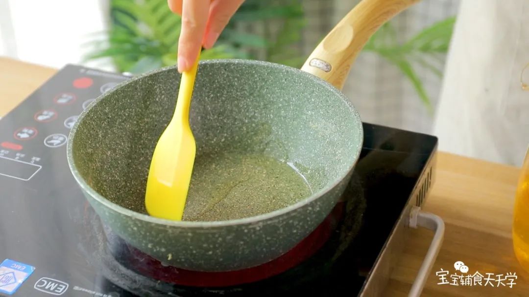 热锅，加入虾肉炒熟