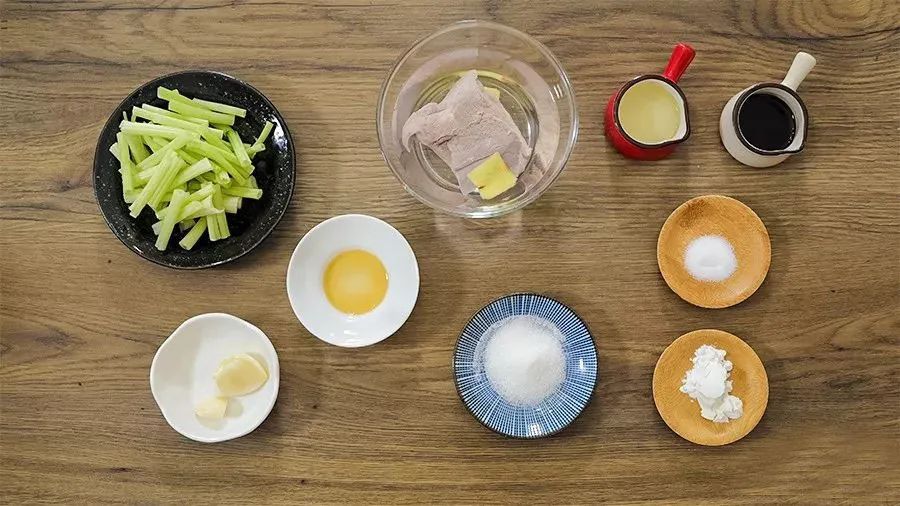食材准备：​西芹50克，猪肝1小块，蒜瓣1颗，砂糖10克，生抽10克，玉米淀粉、香油、盐适量