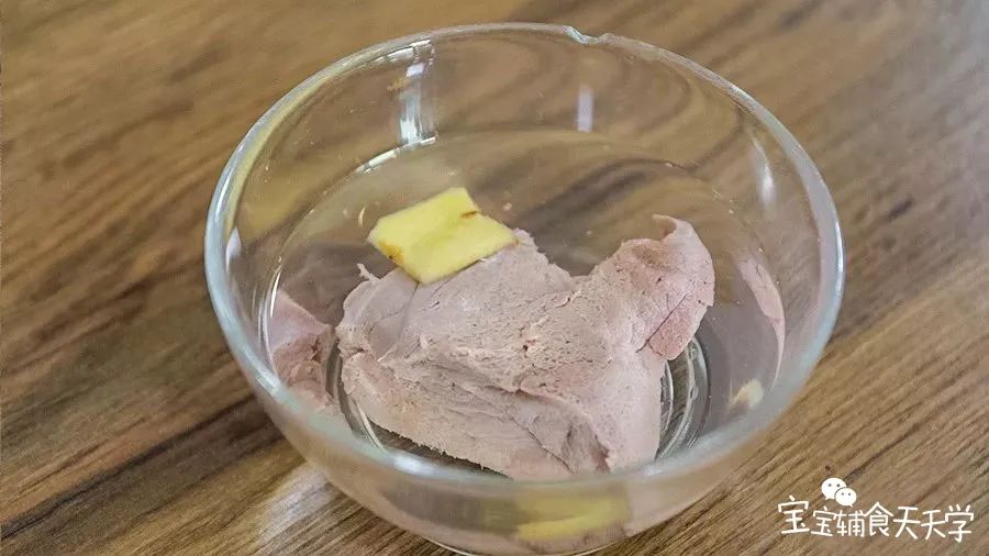 猪肝加入姜片用水浸泡，期间换几次水