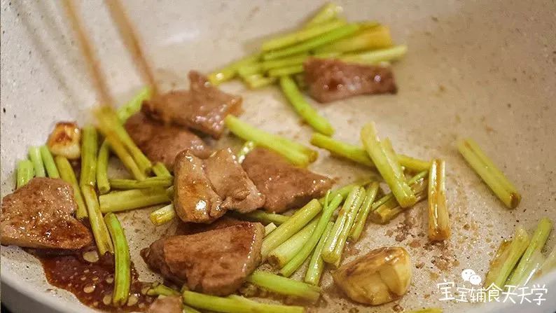 快速翻炒，至酱汁包裹猪肝，调入适量盐调味就可出锅