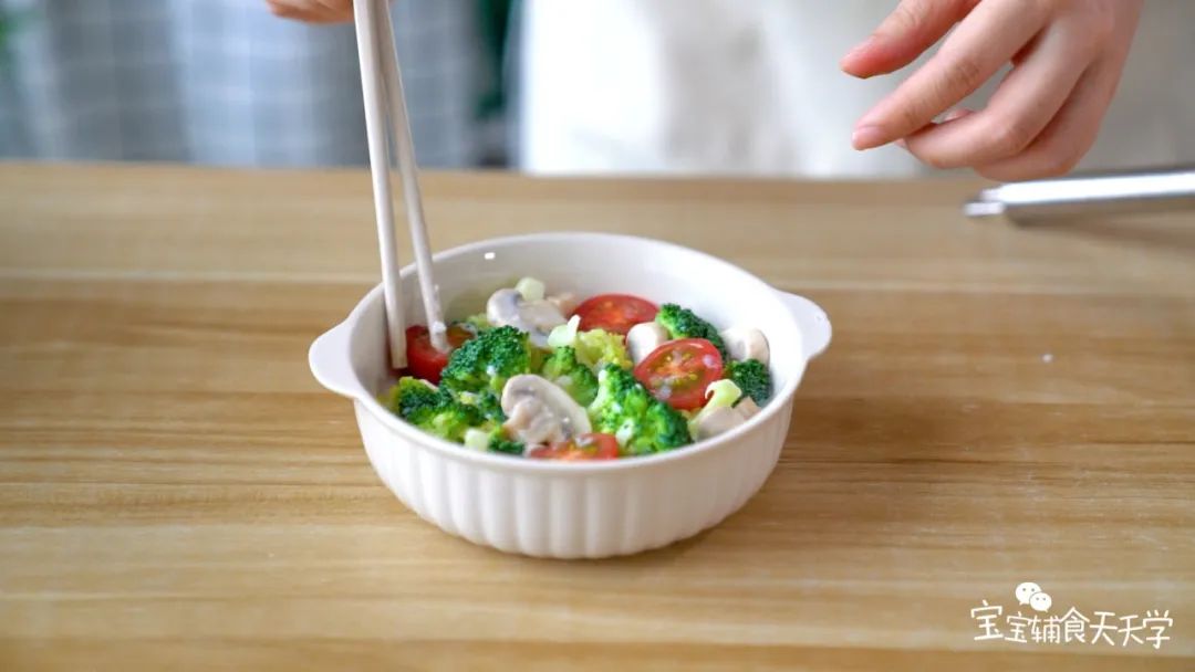 倒入烤碗中，放入小番茄