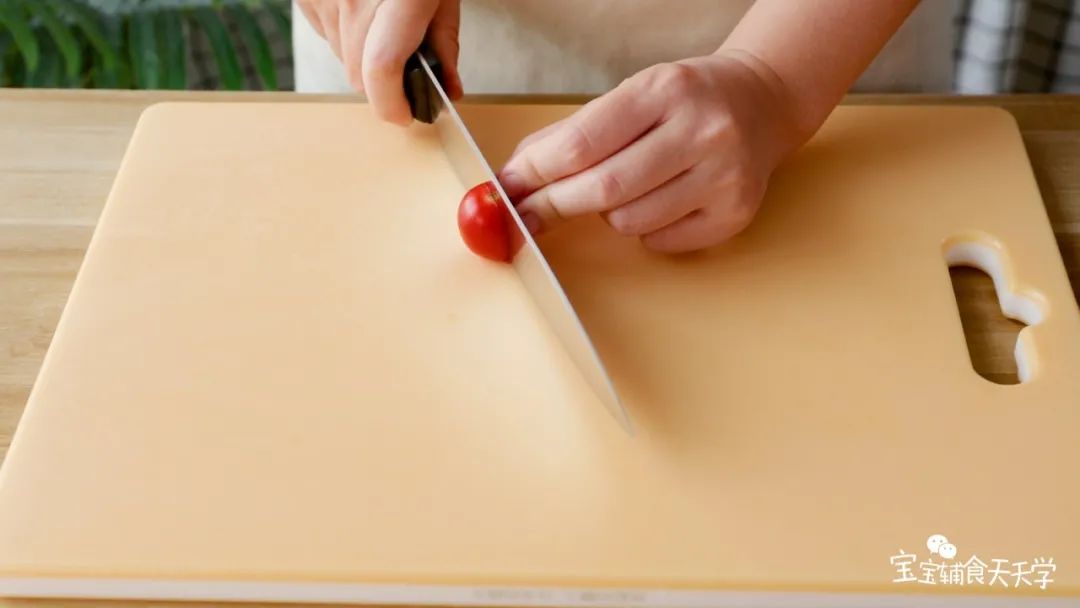 小番茄对半切开，青椒切块