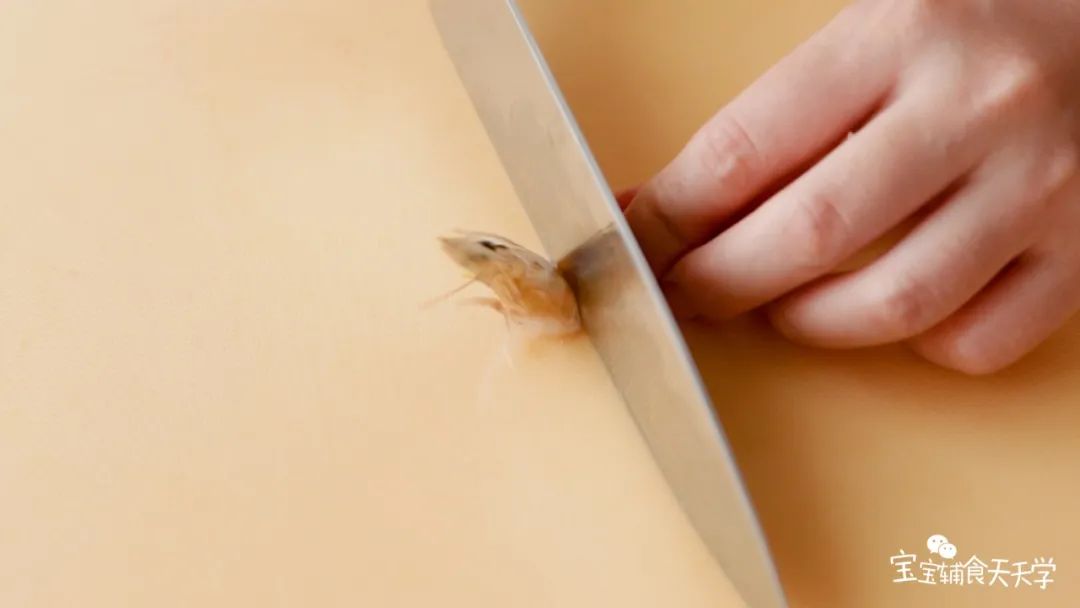 鲜虾剪开，虾头备用