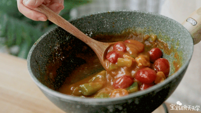 咖喱酱淋到面条上，拌均即可