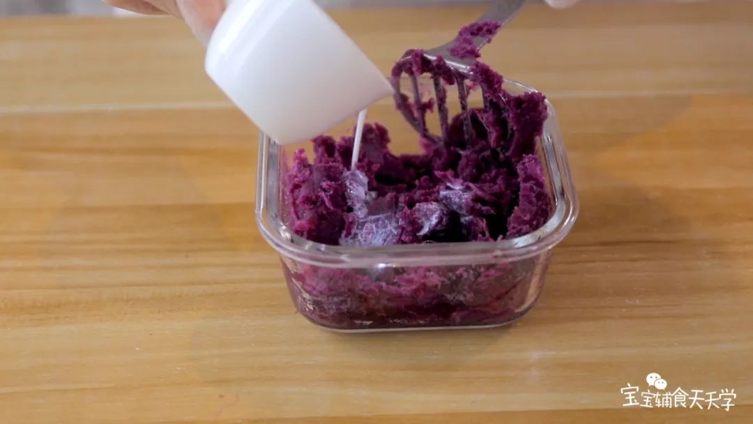 紫薯加入牛奶，压成泥