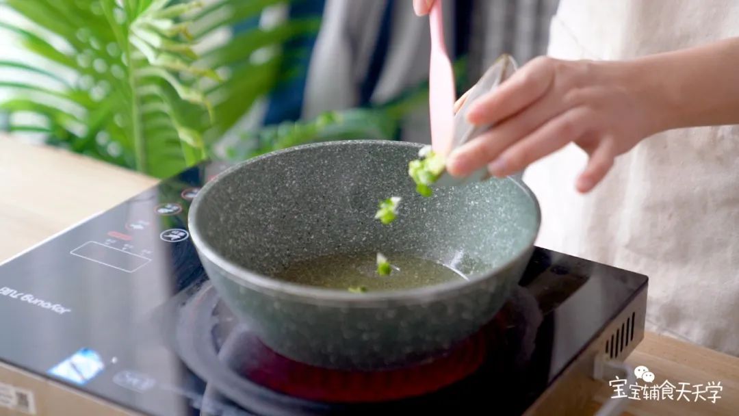 热锅，倒入少许油，加入葱花和银鱼炒出香味