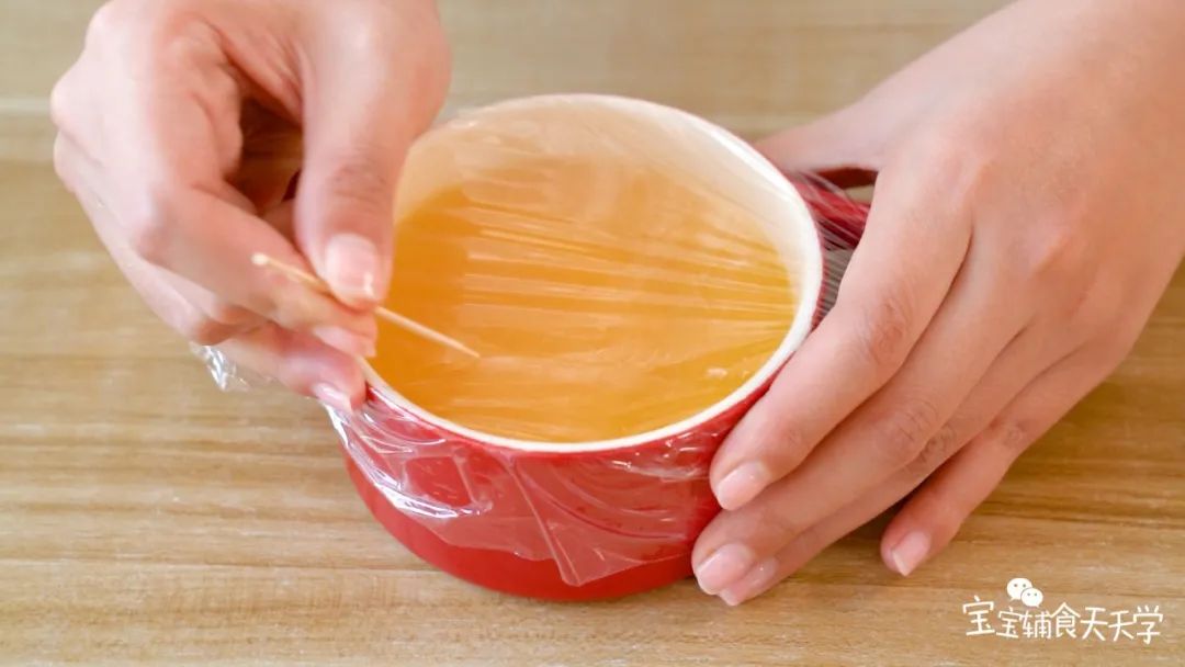 用保鲜膜封口，用牙签戳几个洞