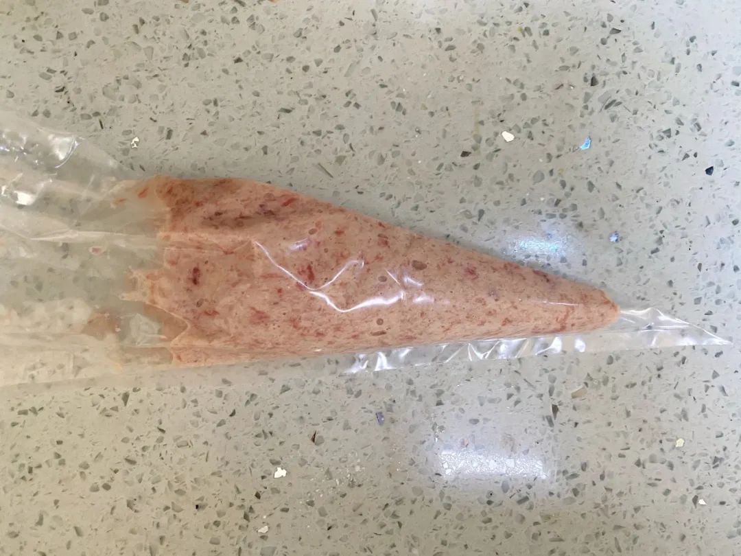 牛肉糊放入到裱花袋中。