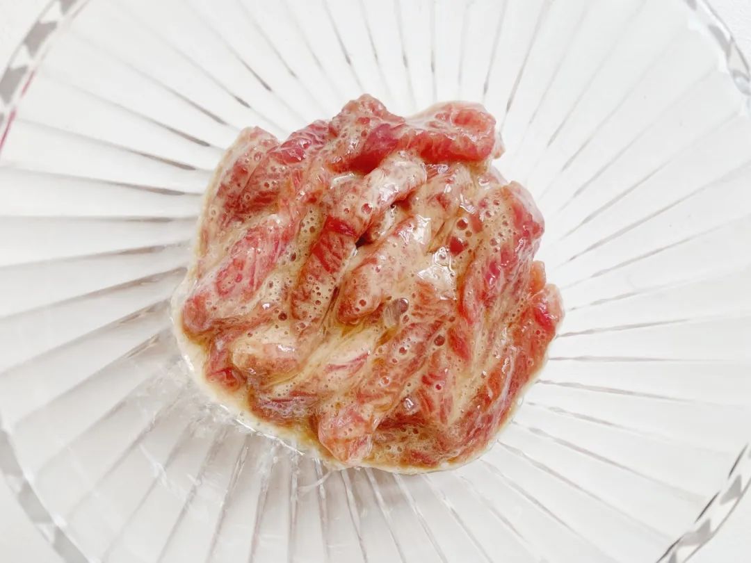 牛柳中依次加入酱油、淀粉和蛋清，搅拌均匀，腌制20-30分钟。