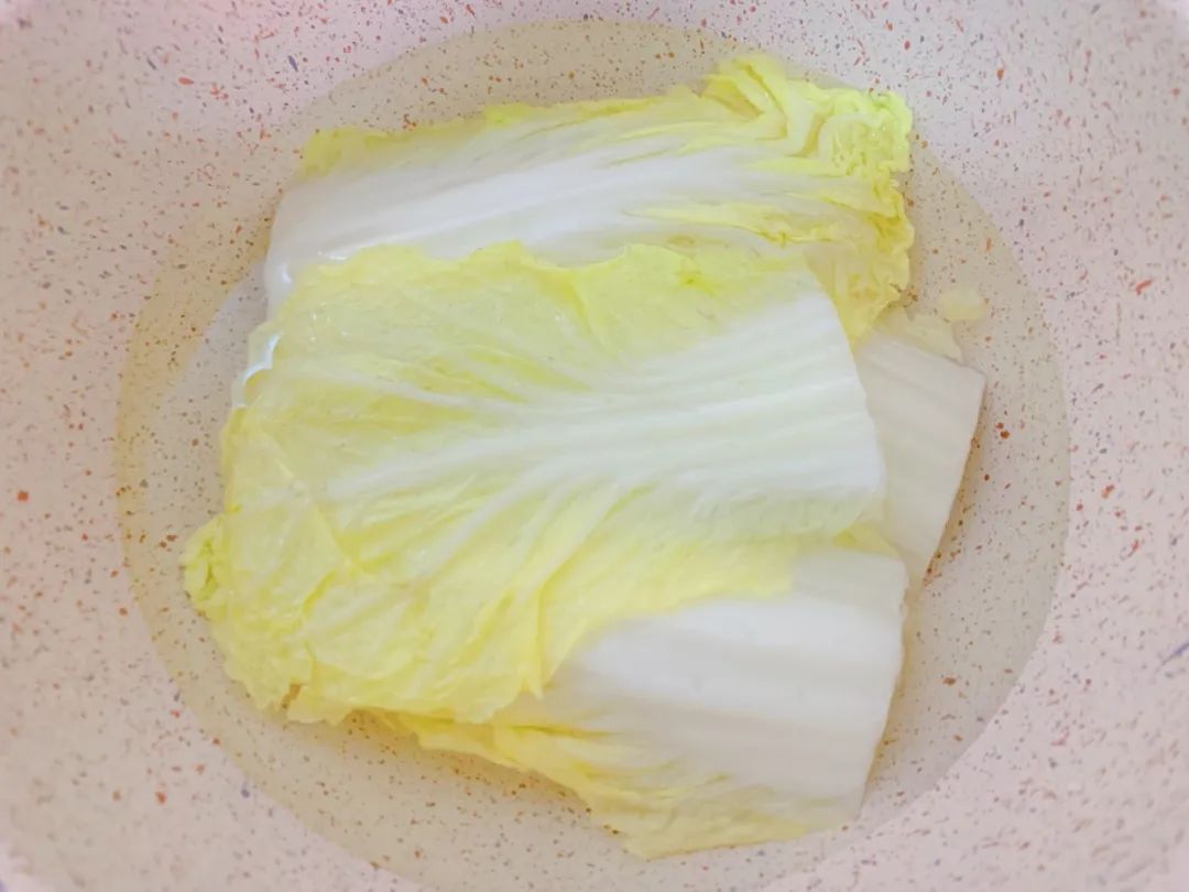 娃娃菜取菜叶部分，放入锅中焯水2分钟左右至菜叶变软，捞出沥干放凉。