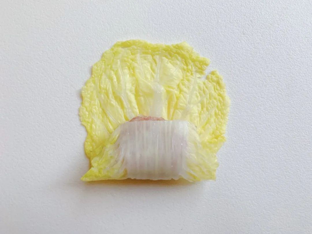 先将菜梗部分往上折。