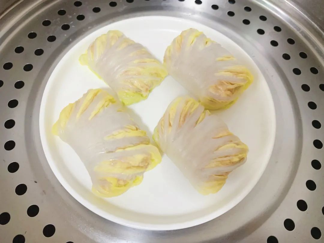 包好的菜卷收口朝下放入盘中，冷水入锅蒸15-20分钟。
