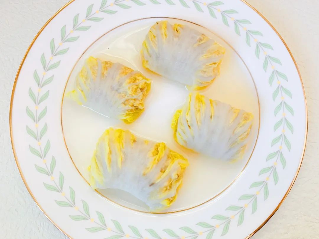 食材搭配丰富的菜卷，造型迷你又可爱。