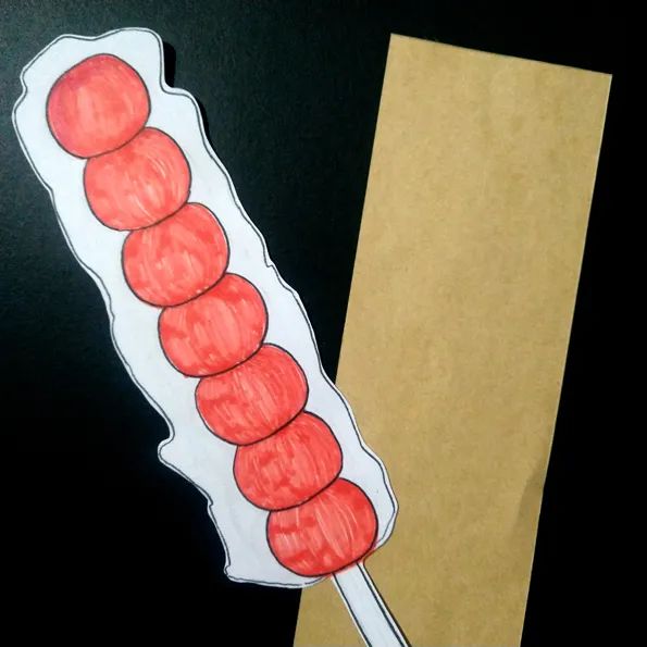 步骤2：然后我们用勾线笔和马克笔对冰糖葫芦进行勾线并涂色。