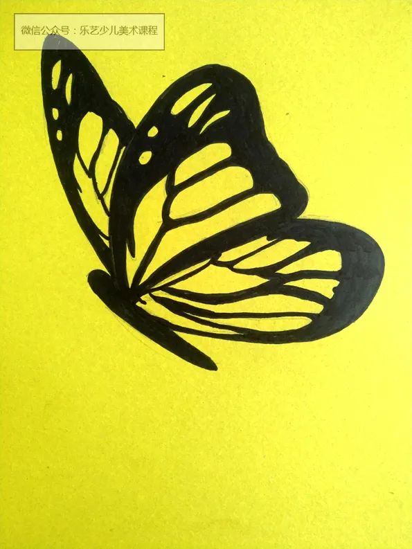 步骤2：然后，我们用黑色马克笔画出蝴蝶身上黑色的区域，这样黑黄相间的色彩关系基本确立。