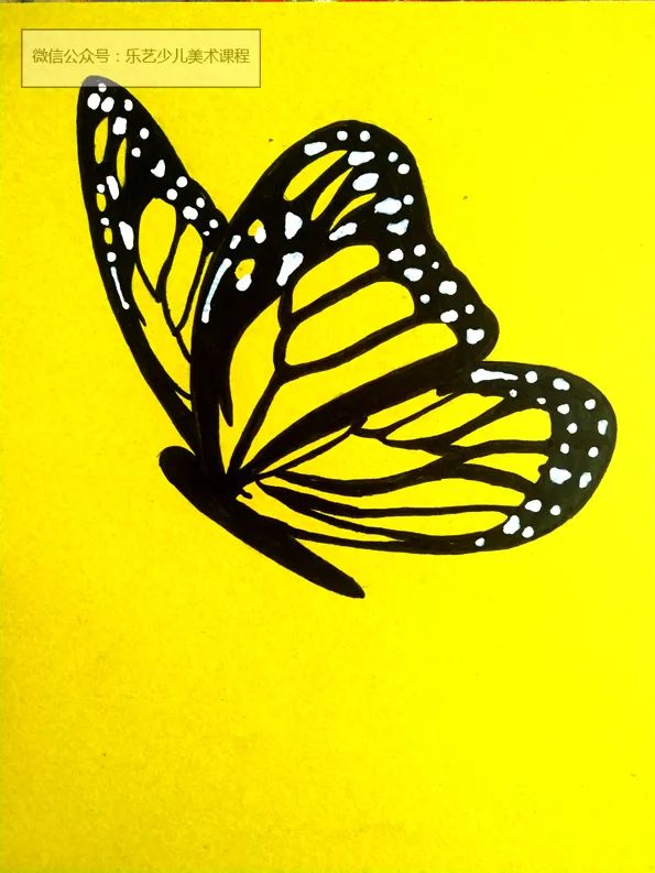 步骤3：接下来，我们用修正液点出蝴蝶身上的白色斑点，蝴蝶的效果进一步完善。