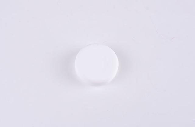 步骤2：同样的方法，把白色粘土也做成扁扁的圆柱形。