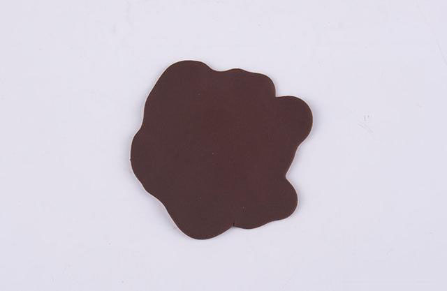 步骤4：把咖啡色粘土压扁然后随意整一下型，做成不规则的形状，如图所示。