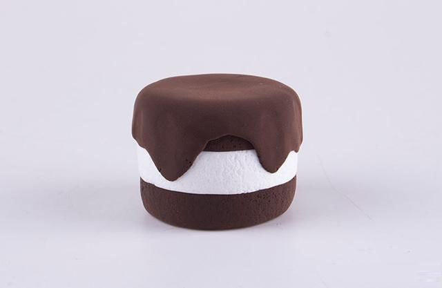 步骤5：把做好的不规则的形状盖在蛋糕体上，这是巧克力奶油。