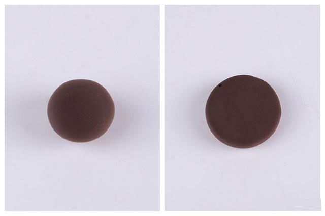 步骤1：首先用咖啡色粘土做一个圆球，然后把它压扁，整理成圆柱形，是一个很矮很矮的扁圆柱。