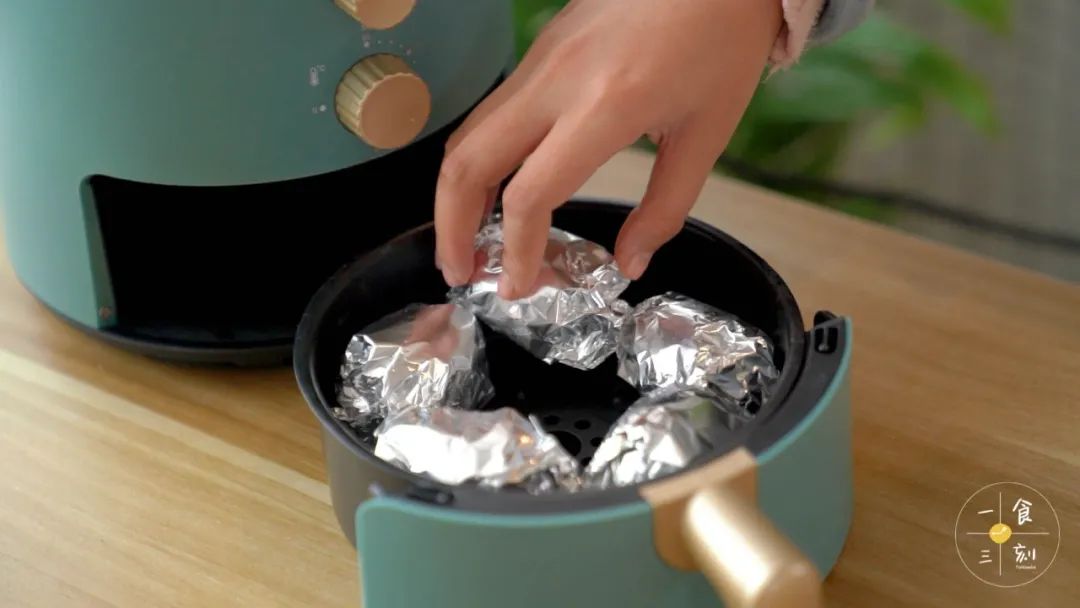 将鸡蛋放入空气炸锅，180度烤30分钟