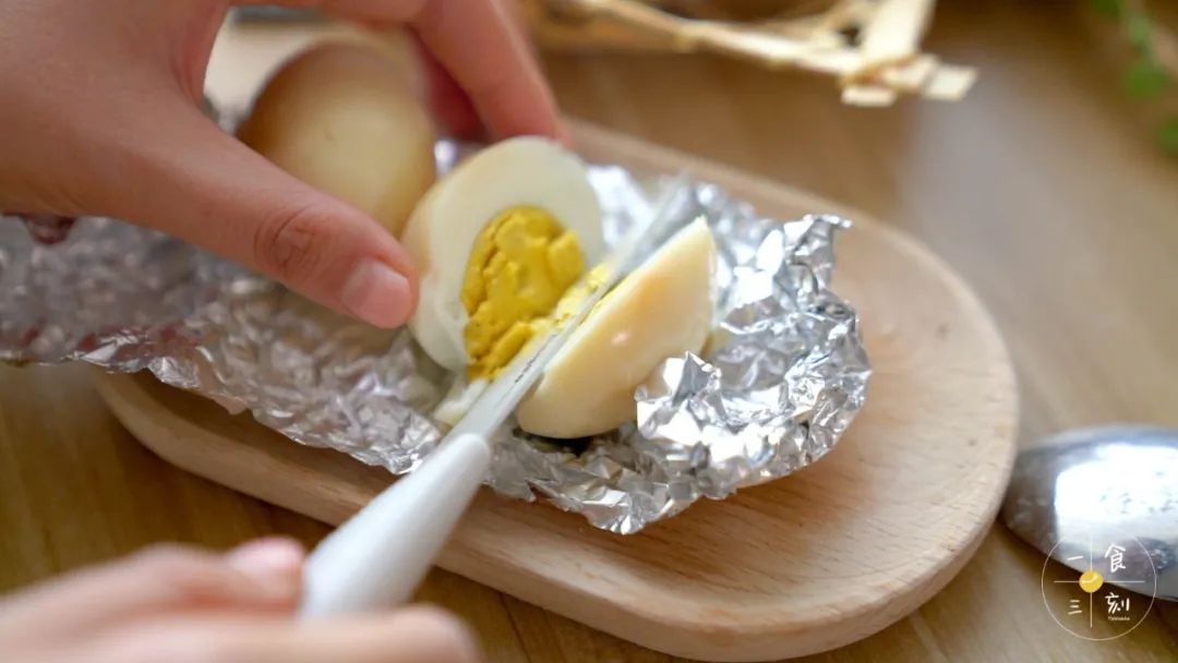 空气炸锅不愧是“万物皆可炸”，烤鸡蛋咬起来很水润，Q弹带着韧劲，盐更是为鸡蛋注入灵魂，连蛋黄的腥味都没有了，爱了爱了~