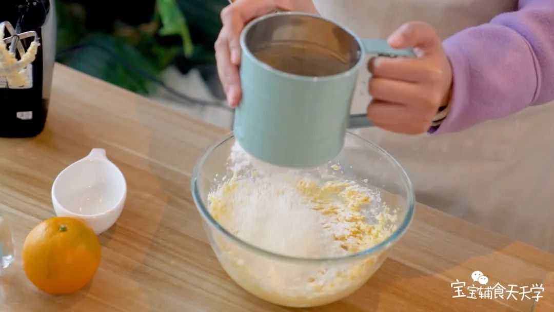 筛入低筋面粉，压拌成团