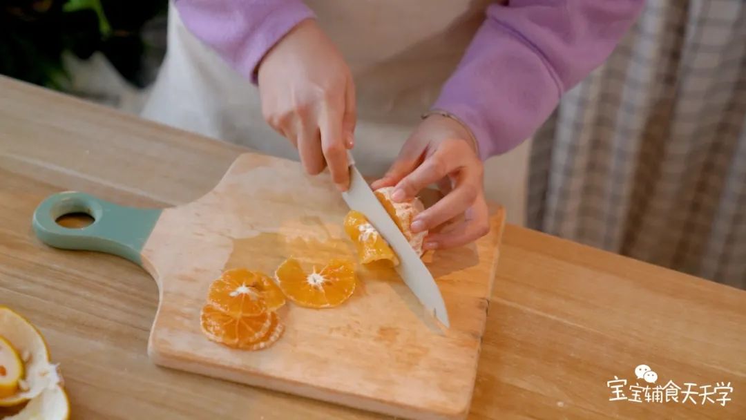 橙子去皮，切成薄片，用厨房纸吸干水分