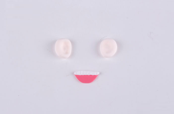 步骤3：用肤色粘土做出两只耳朵，白色的牙齿和红色的舌头。