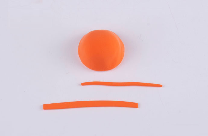 步骤5：用桔红色粘土做出光头强安全帽的零部件。