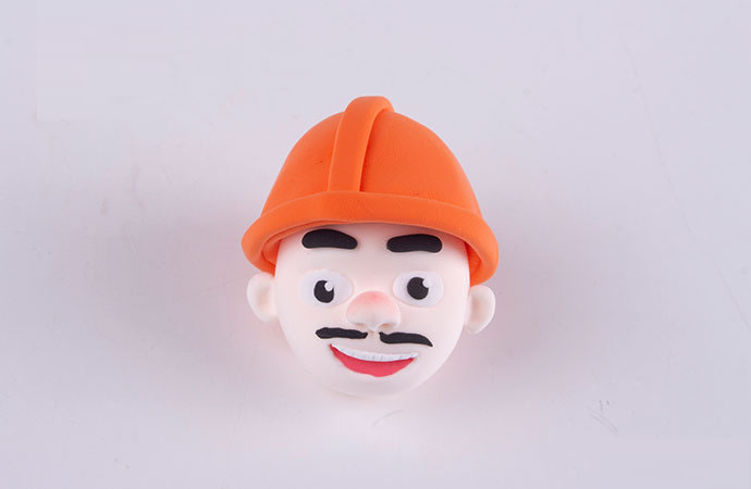 步骤6：把帽子戴在头顶然后做好造型。