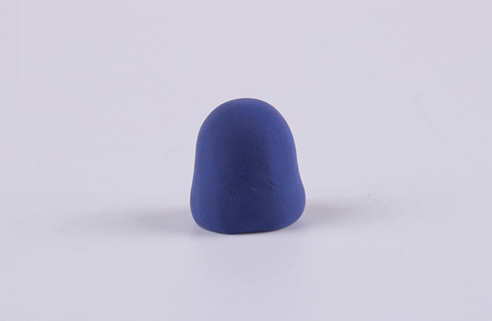 步骤7：用蓝色粘土做出身体，如图所示。