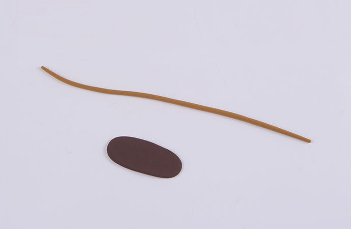 步骤8：用泥土色粘土搓一根细条，然后泥土色加一点黑色粘土混合成深咖色，做一个椭圆形。