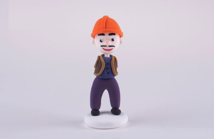 步骤14：把身体和双腿粘在一起，为了能让光头强站住，我们需要做一个底座，用白色粘土做一个圆形即可，大家也可以用自己喜欢的颜色。