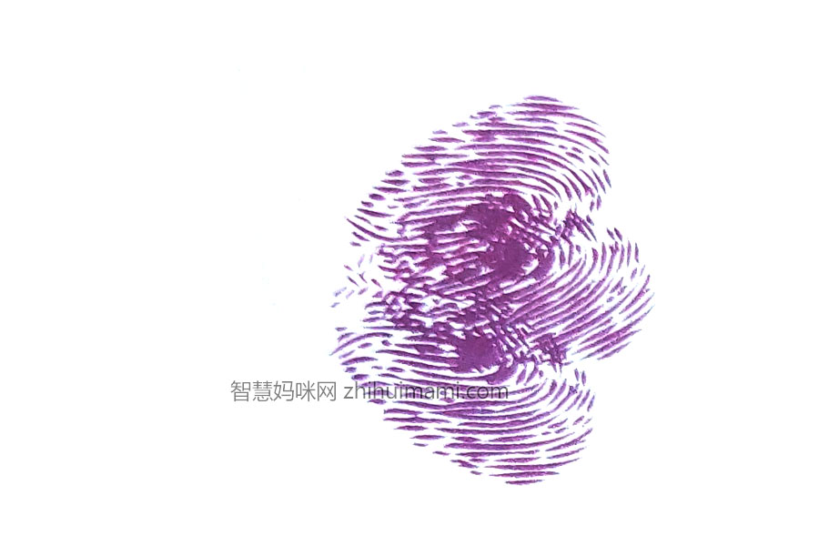 步骤1：伸出食指，蘸取颜料后按出金鱼的尾巴。